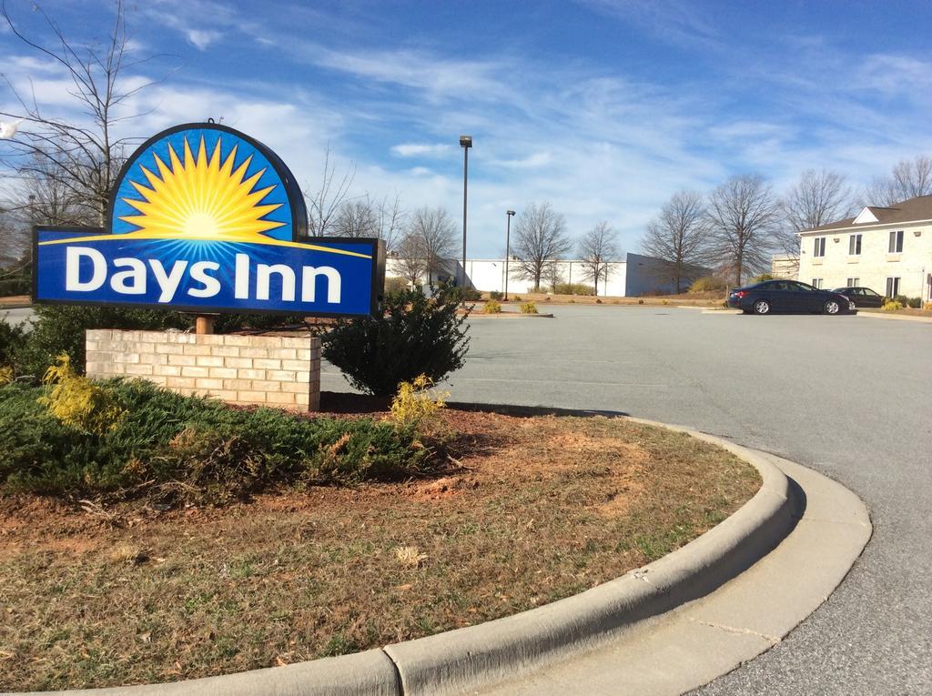 Days Inn By Wyndham Greensboro Nc Kültér fotó